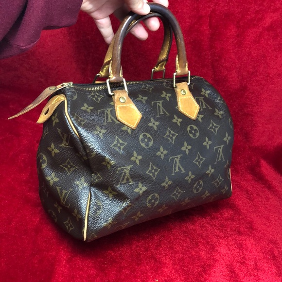 Louis Vuitton Handbags - Authentic Louis Vuitton speedy 25 monogram tote